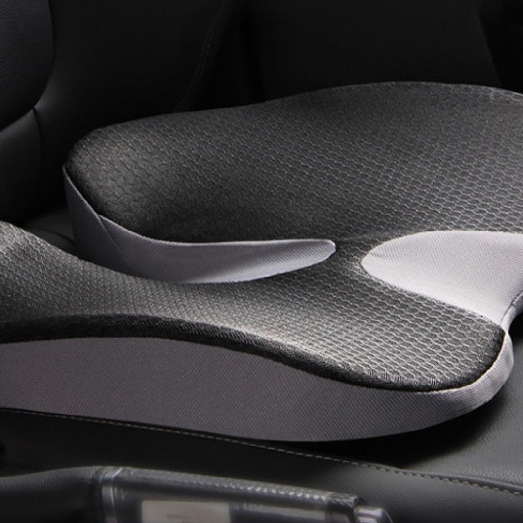Coussin de siège ergonomique DEENII noir posé sur un siège de voiture