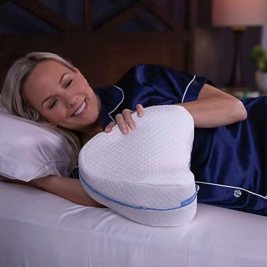 Femme souriante avec le coussin de genoux ergonomique DEENII blanc