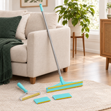 outils du kit anti-poils DEENII disposés près d’un canapé en tissu